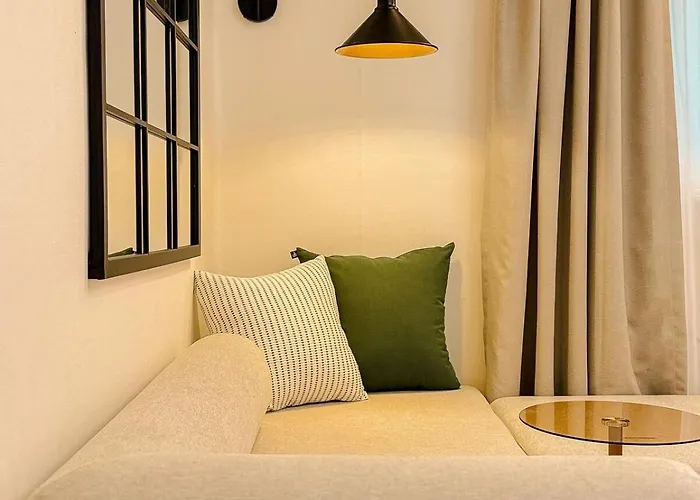 3-minute Walk From Nonhyeon Station, Gangnam, 6 People,coex, Cheongdam, Garosu-gil